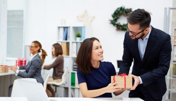 Bỏ túi những lưu ý quan trọng khi chọn quà tết cho nhân viên
